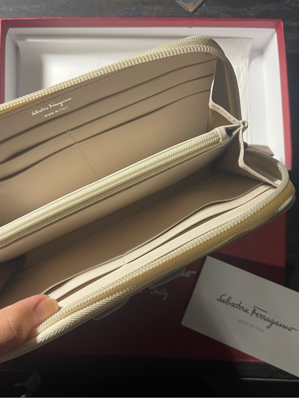 Salvatore Ferragamo Cream Leather Vara Bow Zip Wallet - Picture 3 of 4